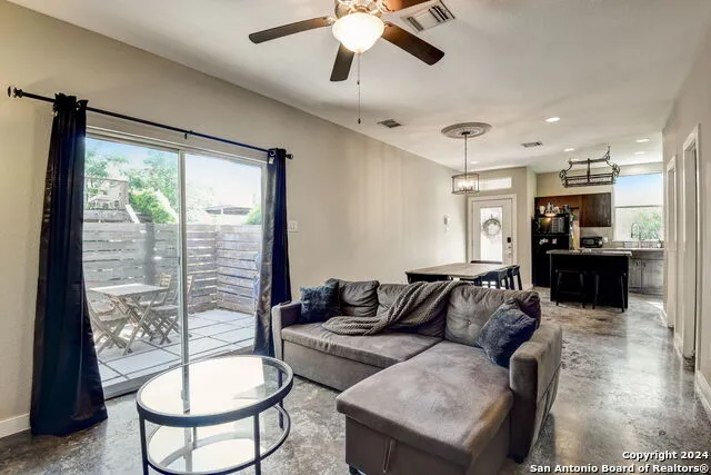 142 E MYRTLE ST San Antonio, TX 78212