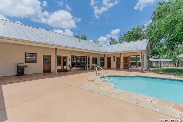 1690 WATERWAY LN New Braunfels, TX 78130