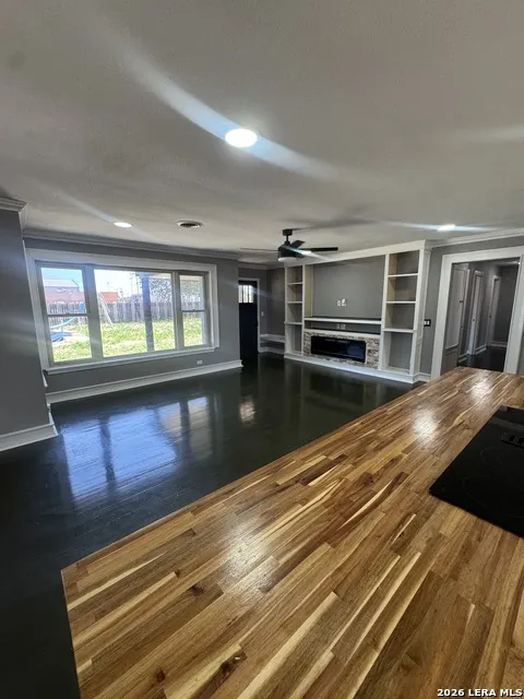 719 E Taft Pearsall, TX 78061