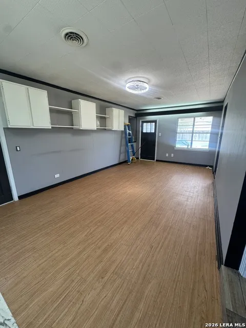 719 E Taft Pearsall, TX 78061