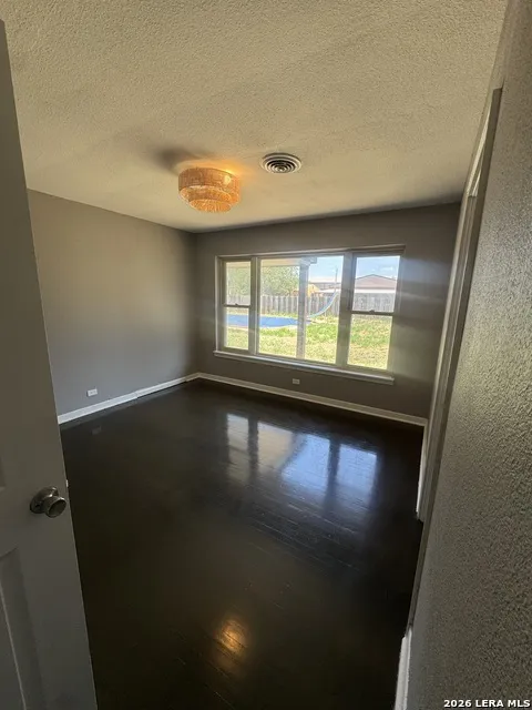719 E Taft Pearsall, TX 78061