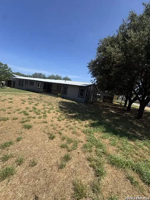 719 E Taft Pearsall, TX 78061