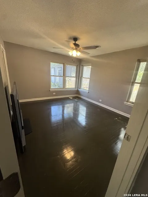 719 E Taft Pearsall, TX 78061