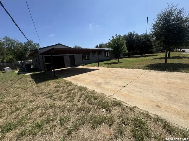 719 E Taft Pearsall, TX 78061