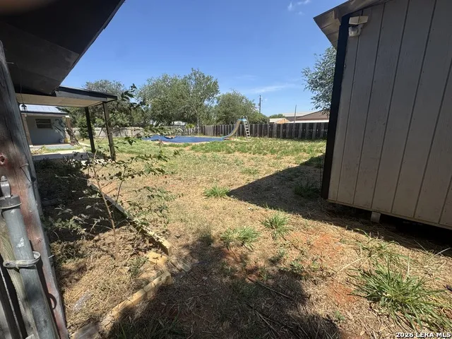 719 E Taft Pearsall, TX 78061