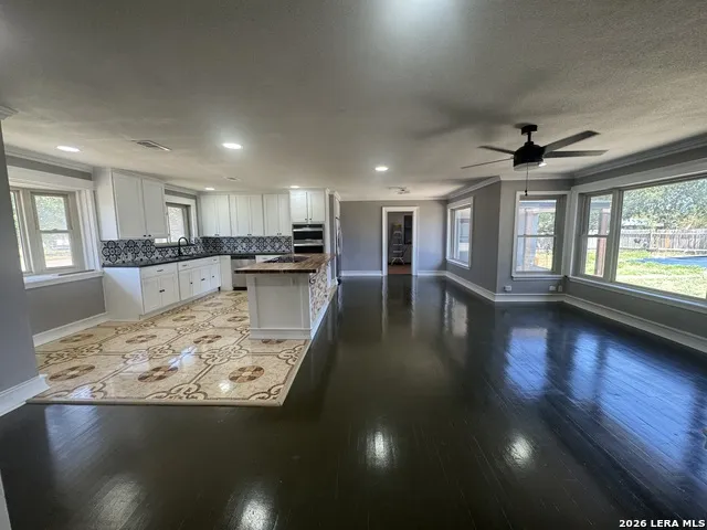 719 E Taft Pearsall, TX 78061