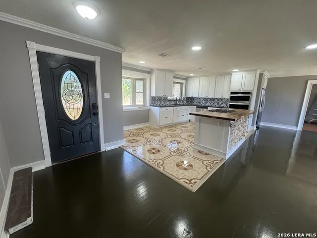 719 E Taft Pearsall, TX 78061
