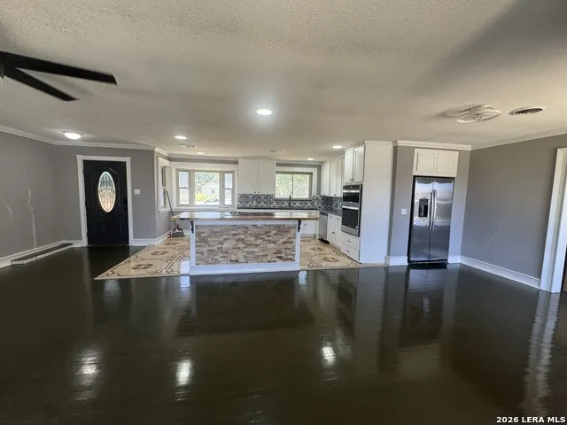 719 E Taft Pearsall, TX 78061