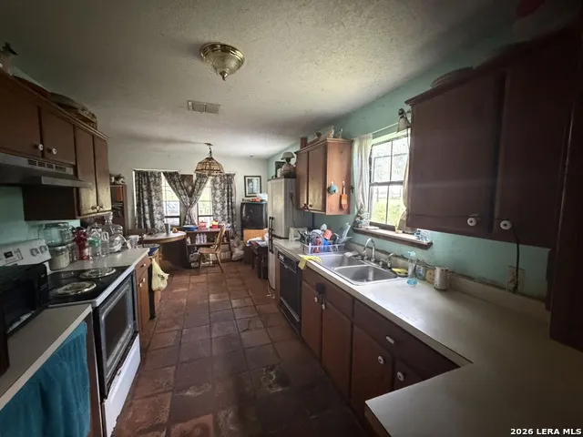 23798 MATHIS RD Elmendorf, TX 78112