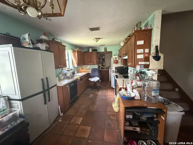 23798 MATHIS RD Elmendorf, TX 78112