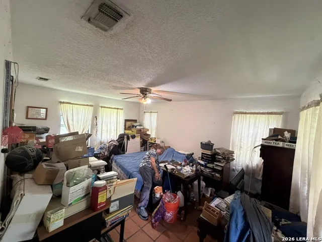 23798 MATHIS RD Elmendorf, TX 78112