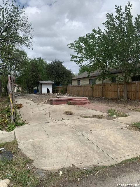 405 FRIO CITY RD