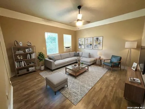 1137 W Ashby Pl Unit 6