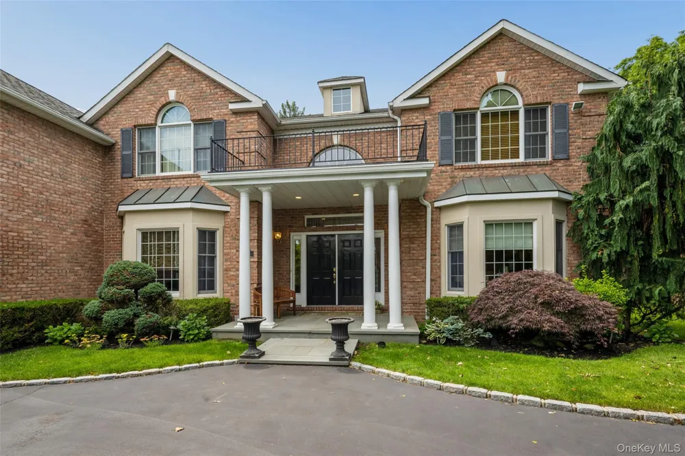 50 Eastwoods Court Roslyn, NY 11576