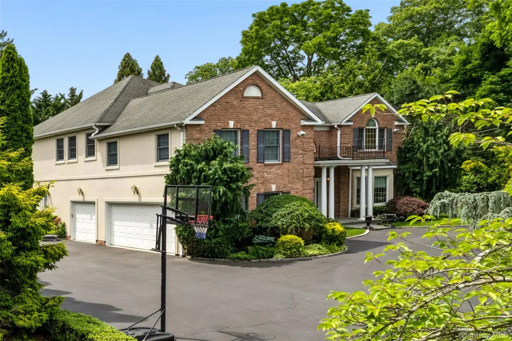 50 Eastwoods Court Roslyn, NY 11576