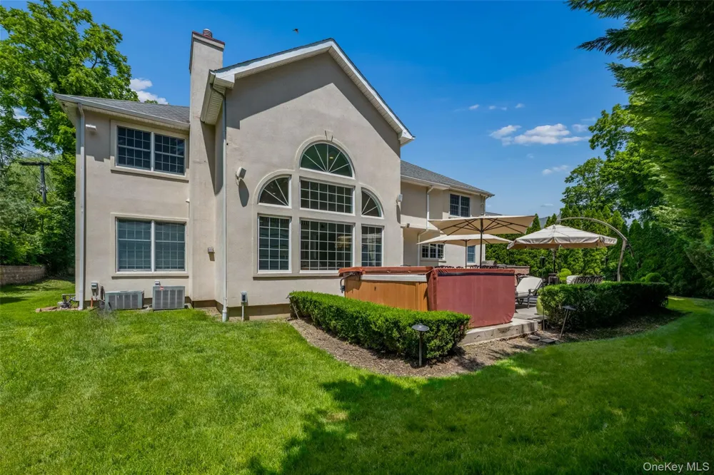 50 Eastwoods Court Roslyn, NY 11576