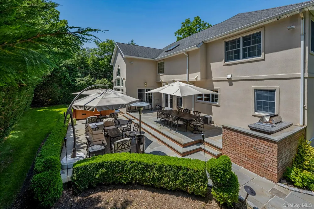 50 Eastwoods Court Roslyn, NY 11576