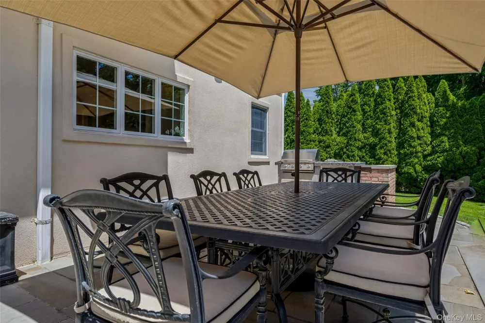 50 Eastwoods Court Roslyn, NY 11576