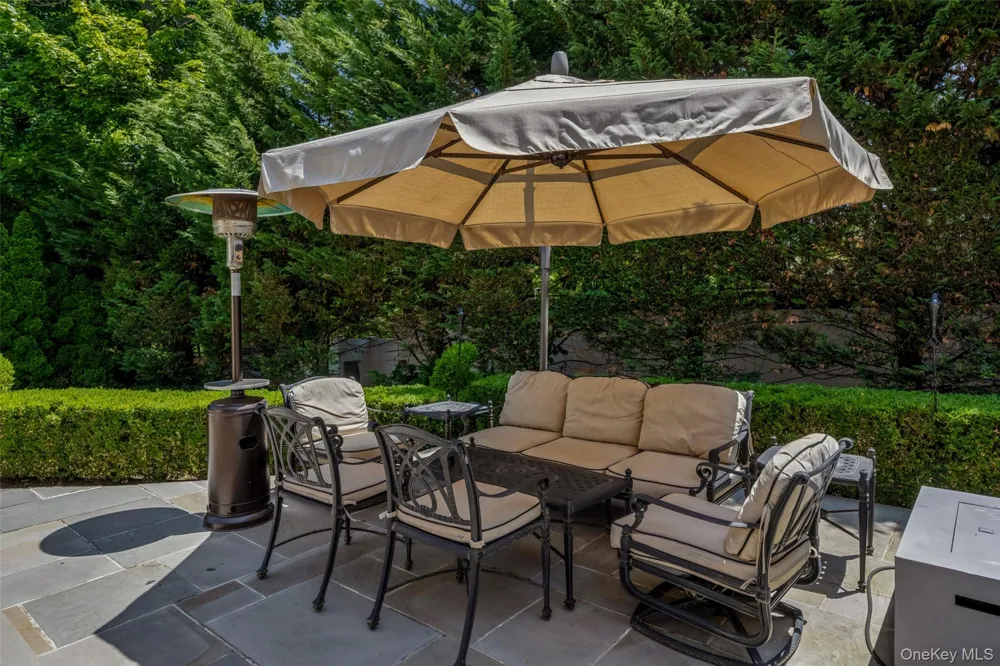 50 Eastwoods Court Roslyn, NY 11576