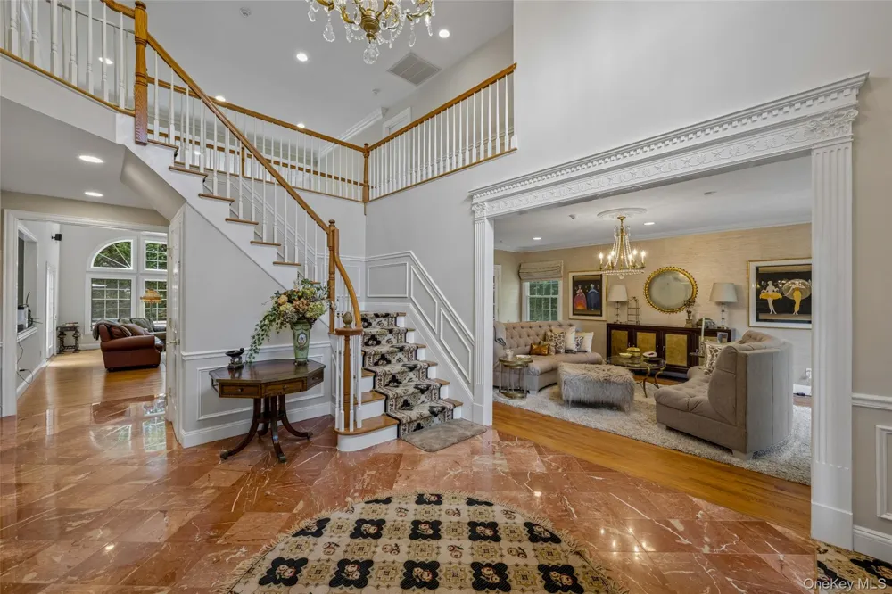 50 Eastwoods Court Roslyn, NY 11576