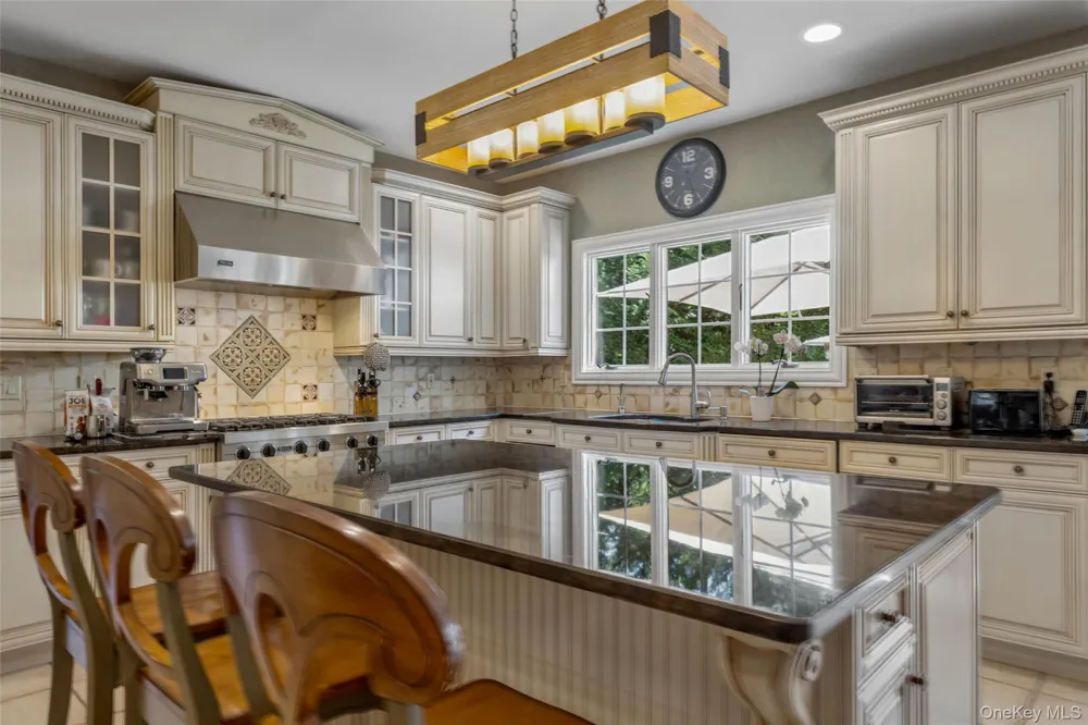 50 Eastwoods Court Roslyn, NY 11576