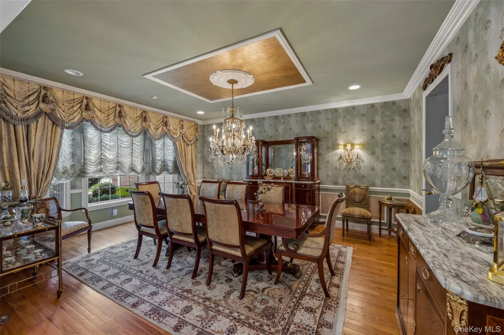 50 Eastwoods Court Roslyn, NY 11576