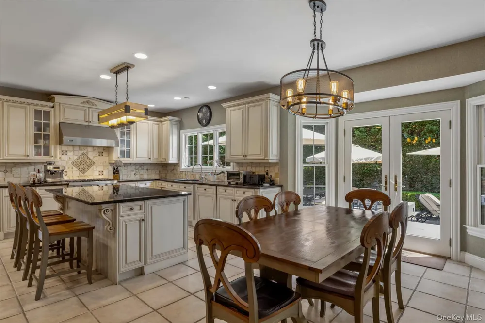 50 Eastwoods Court Roslyn, NY 11576