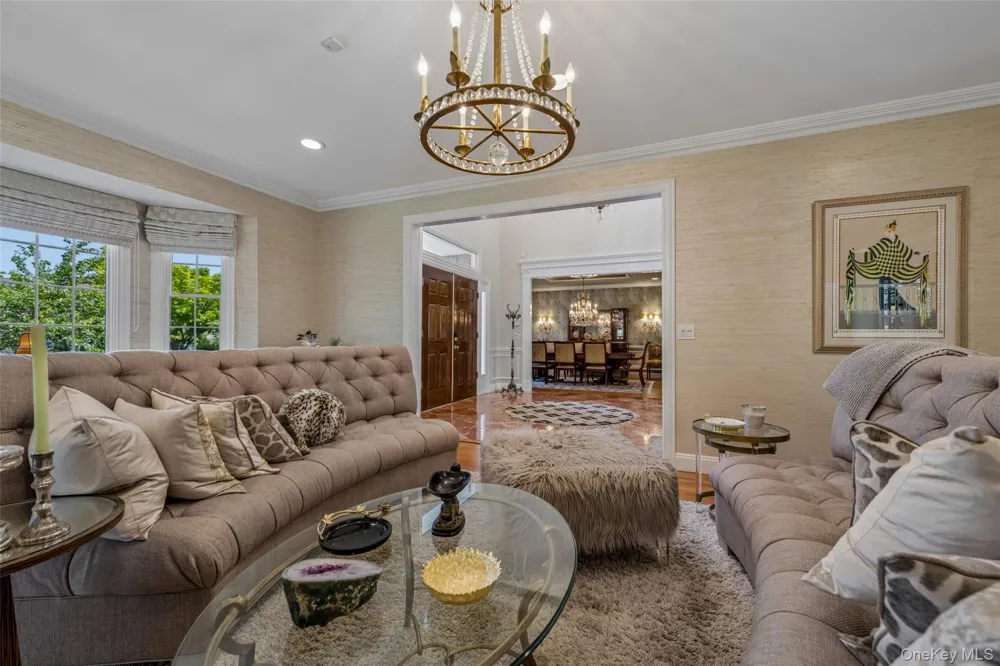 50 Eastwoods Court Roslyn, NY 11576