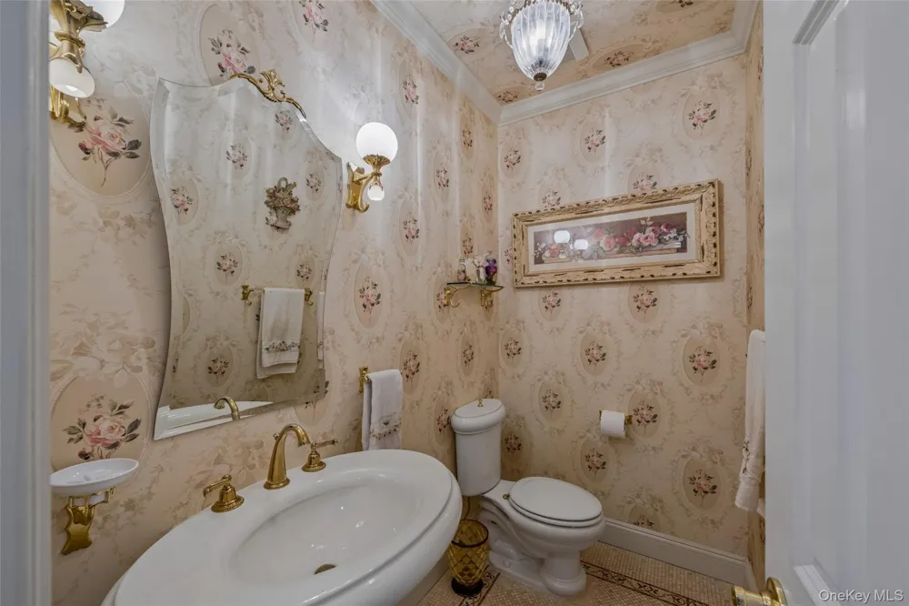 50 Eastwoods Court Roslyn, NY 11576