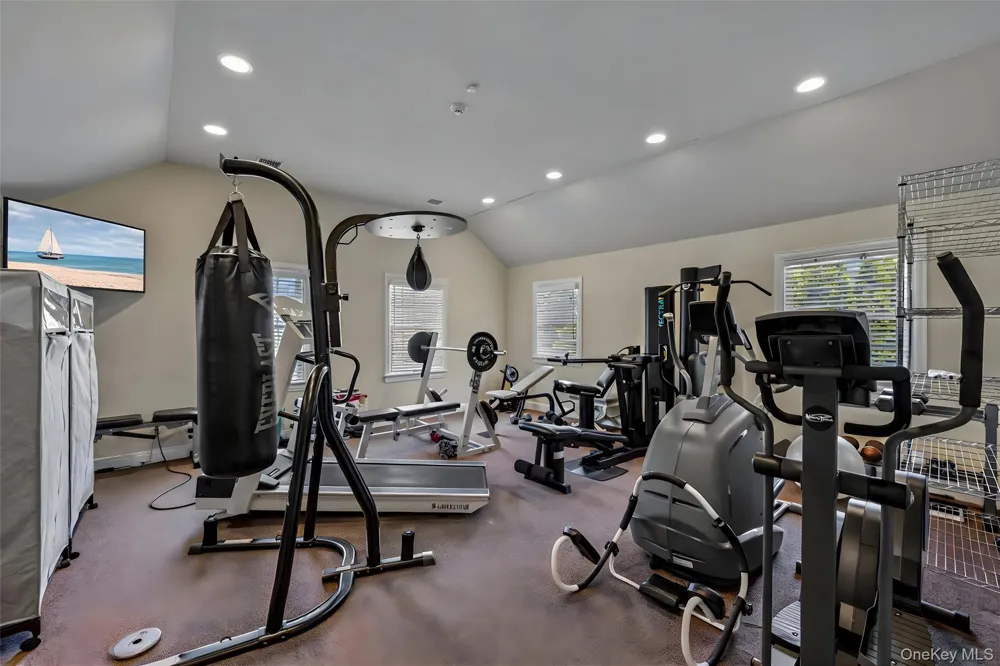50 Eastwoods Court Roslyn, NY 11576