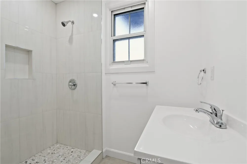11006 S Truro Inglewood, CA 90304