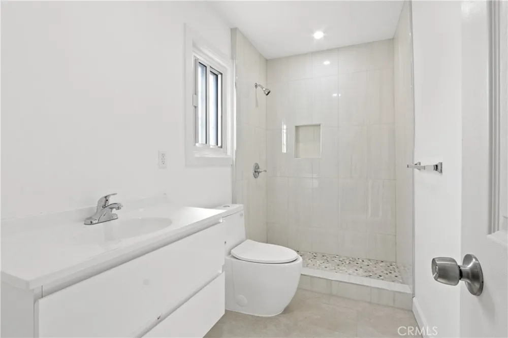 11006 S Truro Inglewood, CA 90304