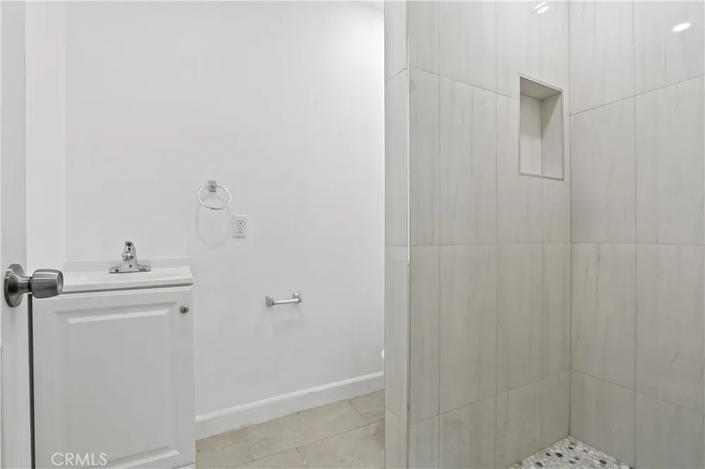 11006 S Truro Inglewood, CA 90304