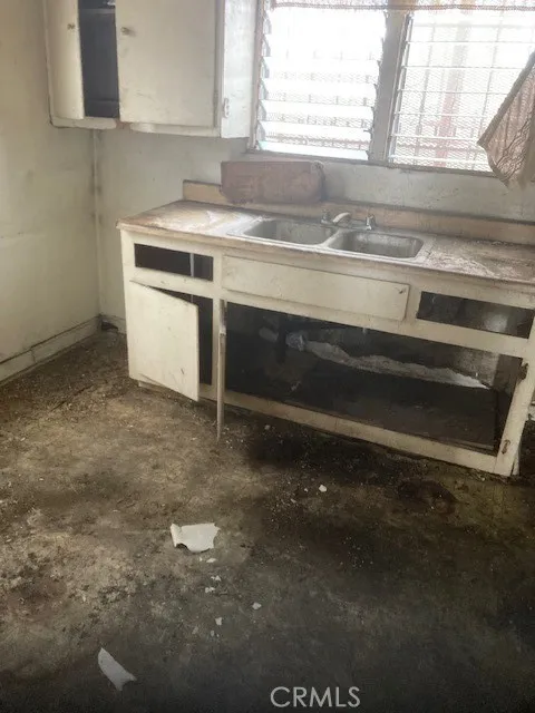 9811 S Vermont Los Angeles, CA 90044