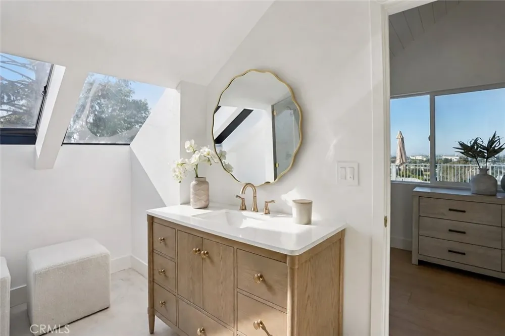 1467 11th Manhattan Beach, CA 90266