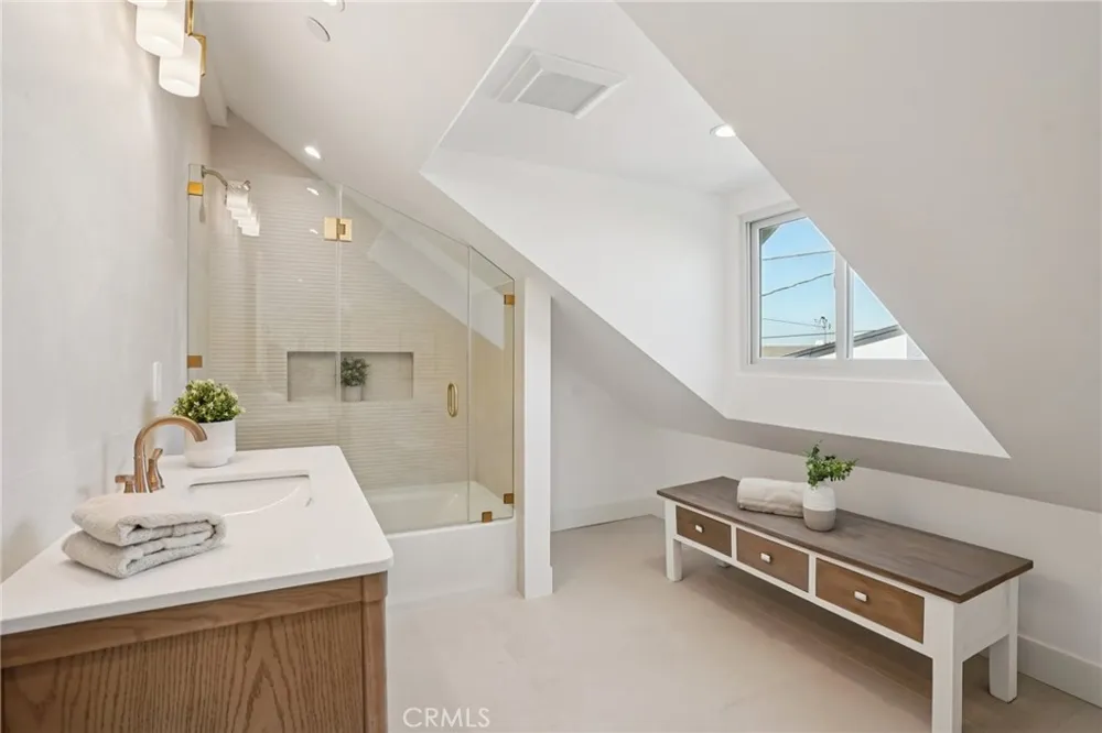 1467 11th Manhattan Beach, CA 90266
