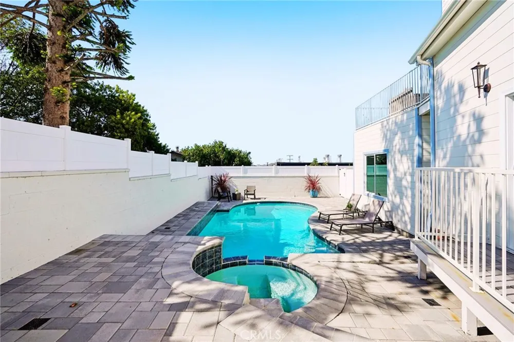 1467 11th Manhattan Beach, CA 90266