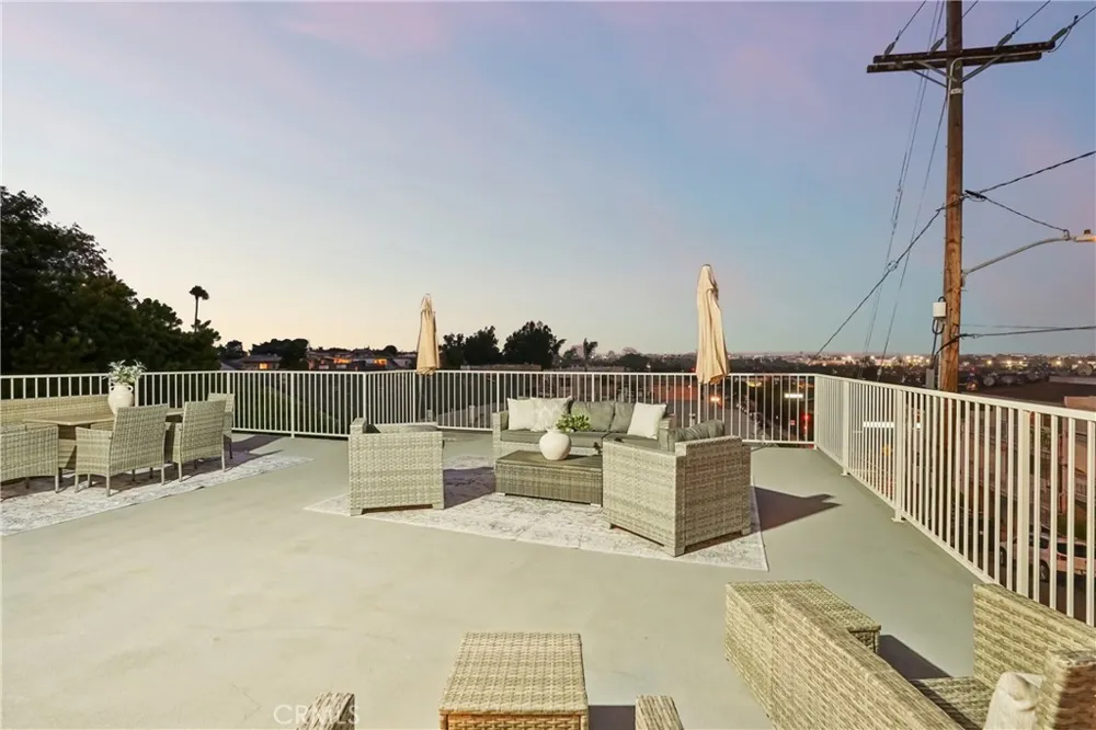 1467 11th Manhattan Beach, CA 90266