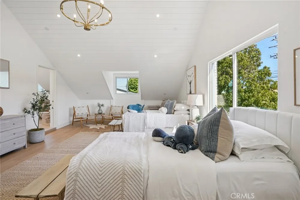 1467 11th Manhattan Beach, CA 90266