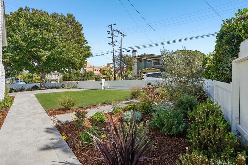 1467 11th Manhattan Beach, CA 90266