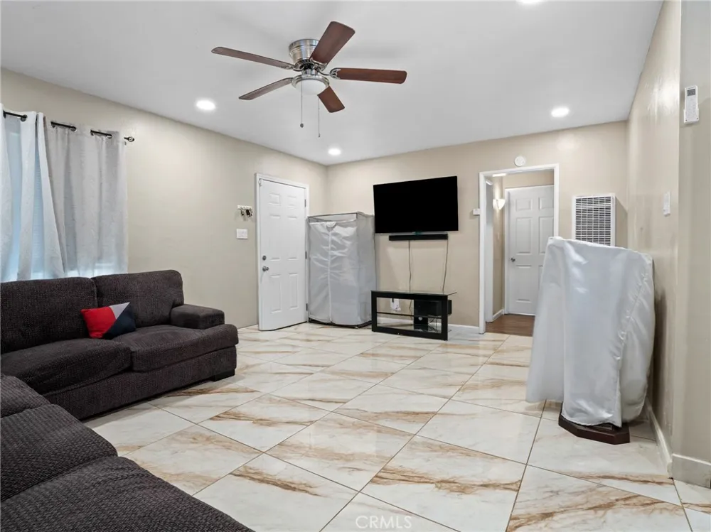 2404 Roxbury Dr San Bernardino, CA 92404
