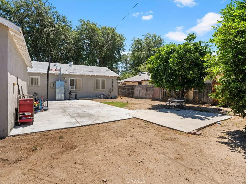 2404 Roxbury Dr San Bernardino, CA 92404