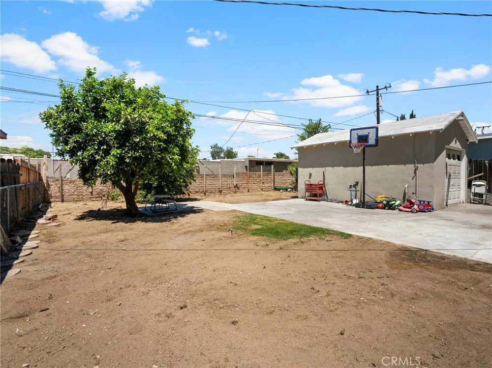 2404 Roxbury Dr San Bernardino, CA 92404
