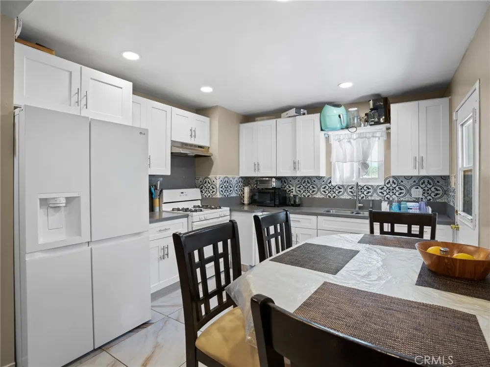 2404 Roxbury Dr San Bernardino, CA 92404