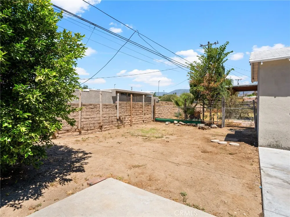 2404 Roxbury Dr San Bernardino, CA 92404