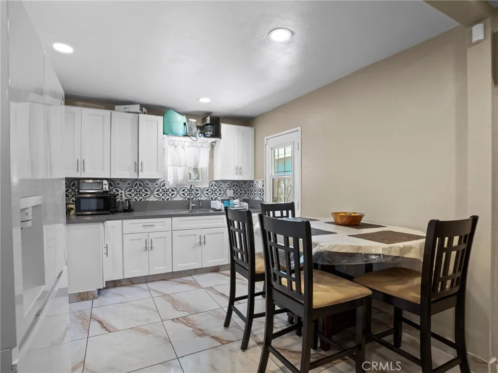 2404 Roxbury Dr San Bernardino, CA 92404