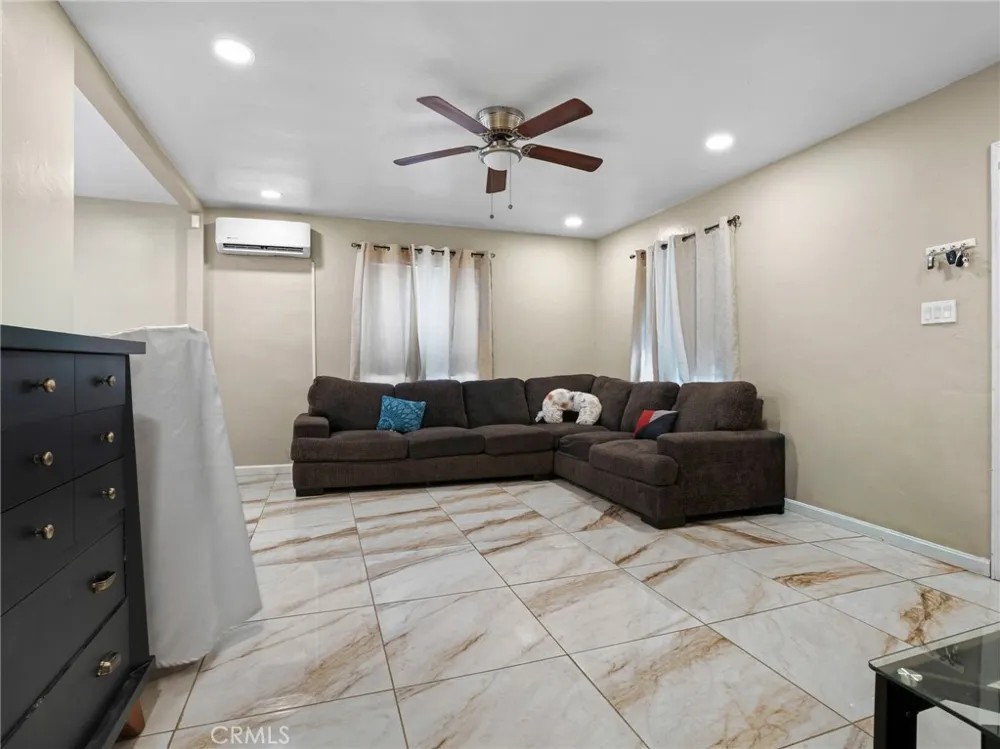 2404 Roxbury Dr San Bernardino, CA 92404