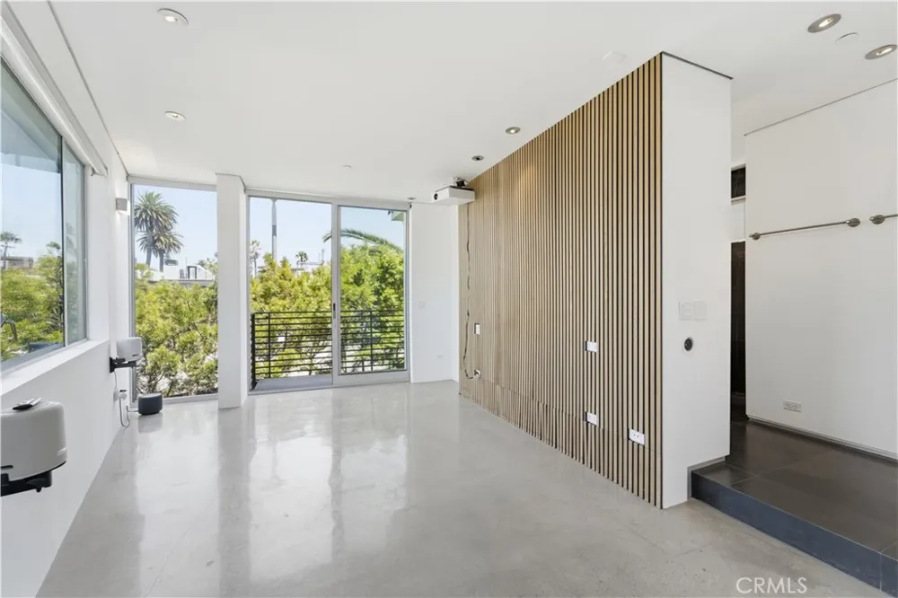 404 Grand Boulevard Venice, CA 90291