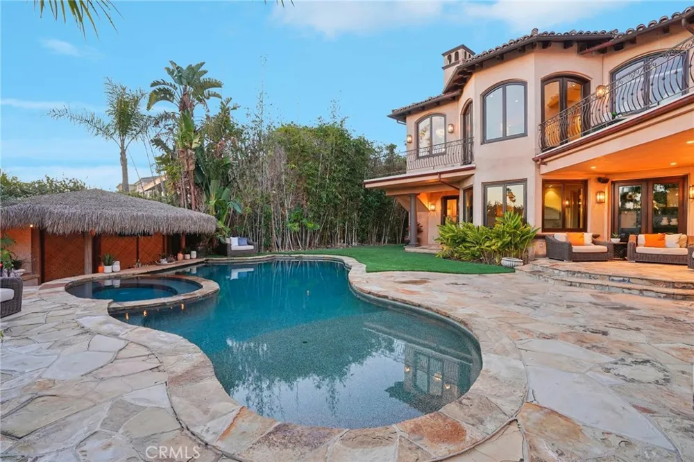 215 S Poinsettia Manhattan Beach, CA 90266
