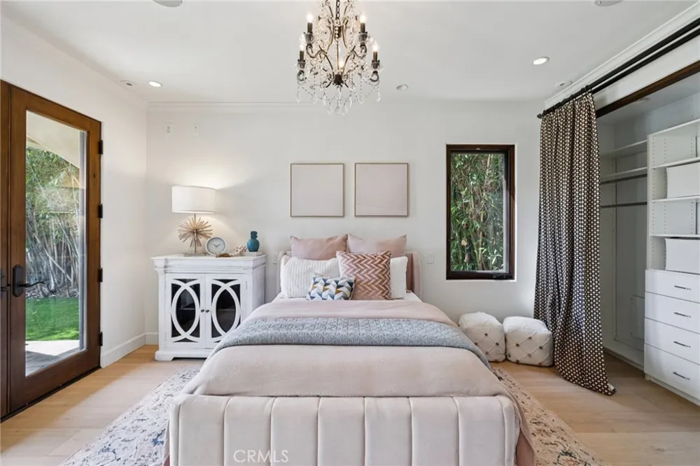 215 S Poinsettia Manhattan Beach, CA 90266